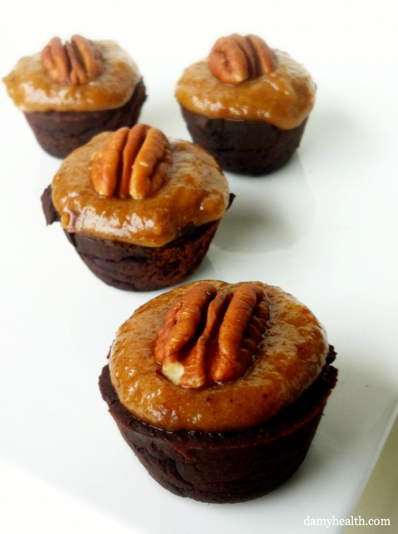 turtle brownies with caramel sauce topping