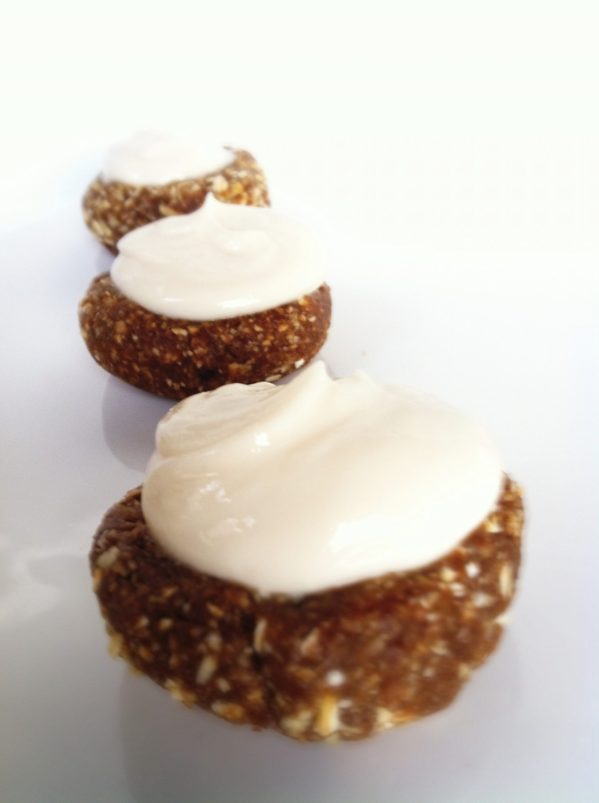 Raw Gingerbread Cheesecake Bites